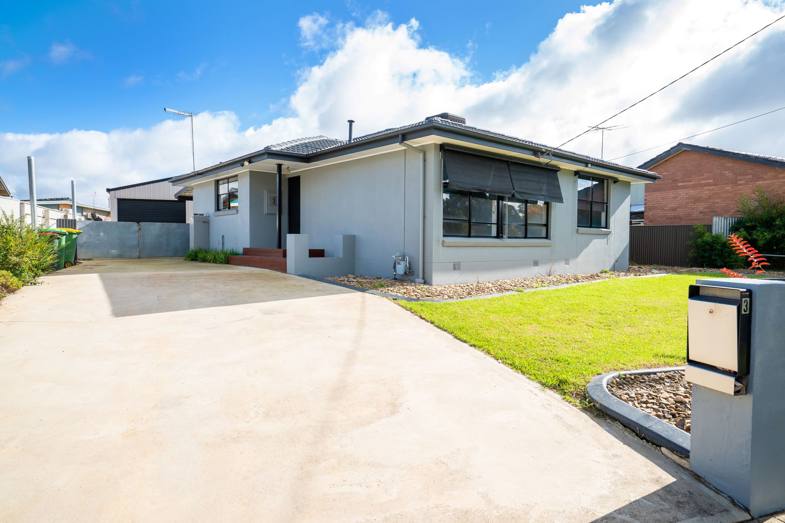 3 WARSAW CRESCENT, Wodonga sellbuyrent