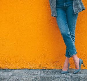 The comeback of low-heeled pumps in power dressing