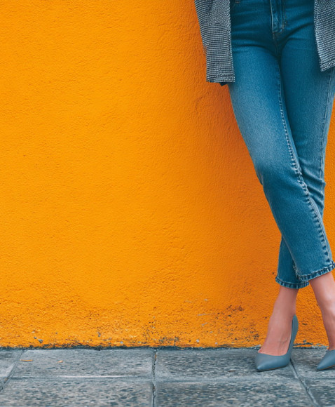 The comeback of low-heeled pumps in power dressing