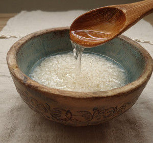 What happens if you leave rice water on your face overnight