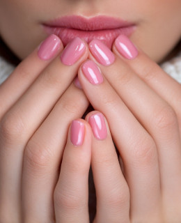 Soft Chrome Nails Are a Springtime Twist on the Shimmering Trend