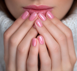 Soft Chrome Nails Are a Springtime Twist on the Shimmering Trend