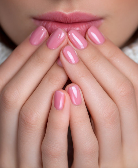 Soft Chrome Nails Are a Springtime Twist on the Shimmering Trend