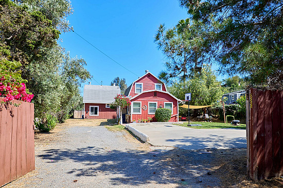 Laura Lothian - 3043-45 Helix St