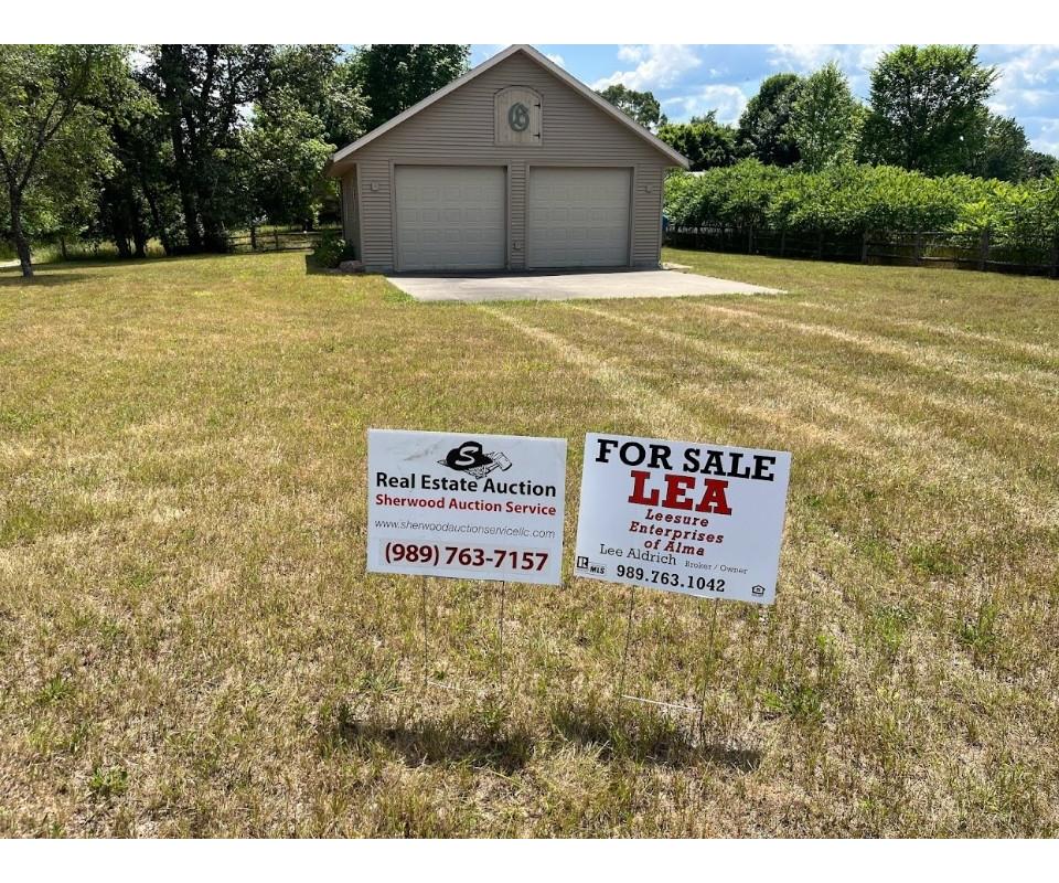 REAL ESTATE COLDWATER LAKE CORNER LOT HAS A 28X30 GARAGE