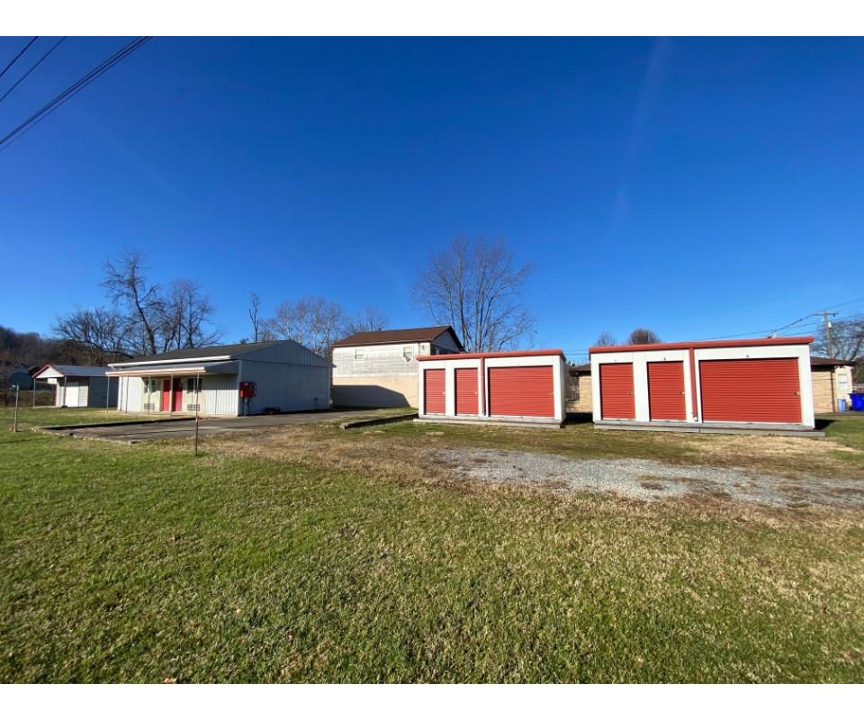 Apartments, Storage Units, and Garage in Stonewood