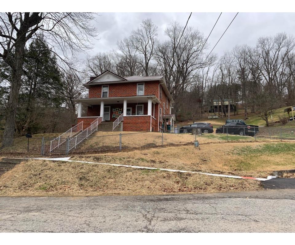 4 Bedroom Home on a Large Lot in Gassaway