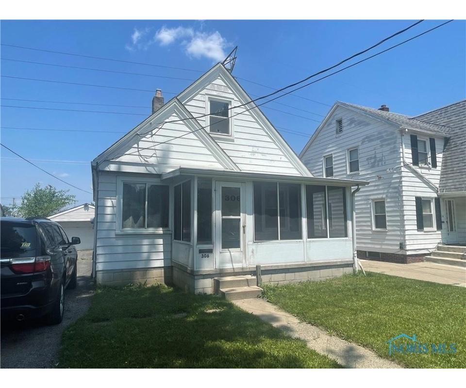 MINIMUM BID AUCTION 45,000! 306 W. Crawford Ave