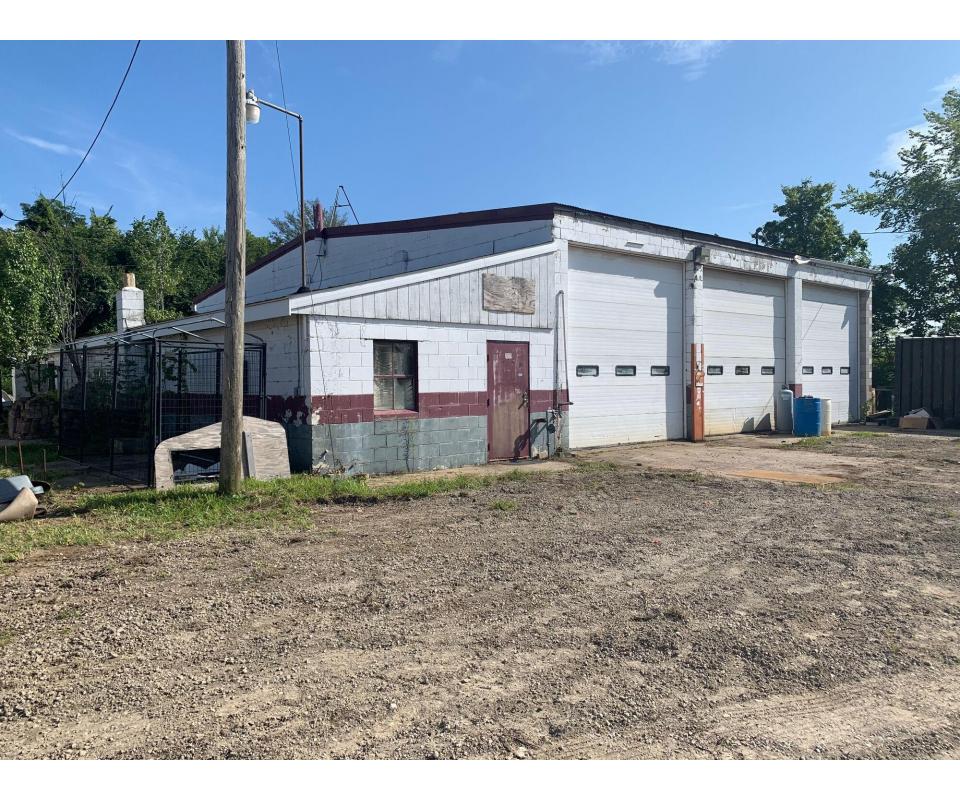 Large Commerical Mt. Eaton Property w/Contents