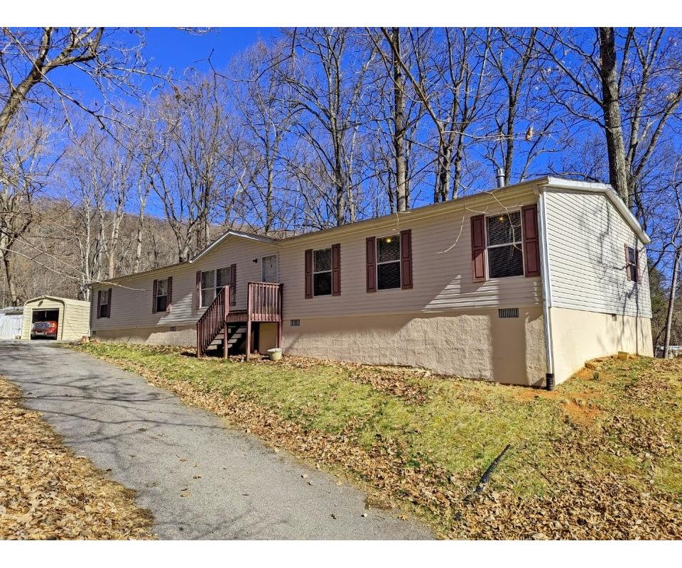 Four Bedroom Home on 1.3 +/ Acres Near Vinton VA