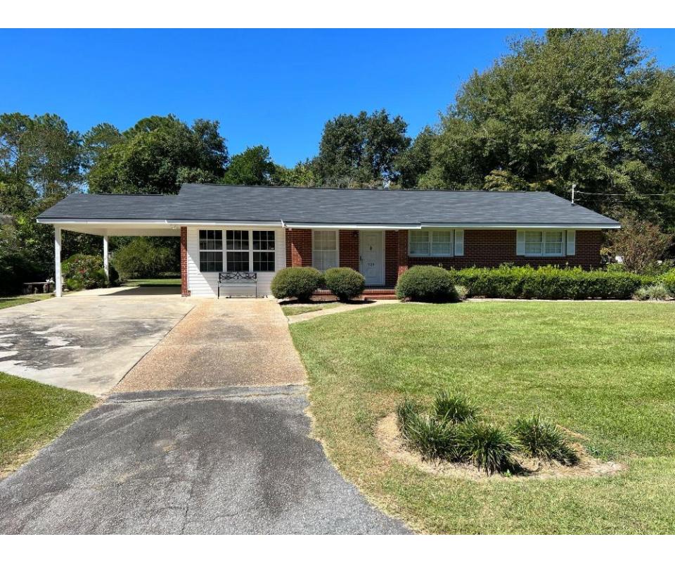 Beautiful 3 Bed, 2 Bath Brick Home Ashburn, GA