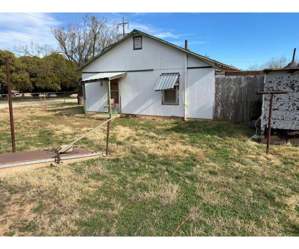 304 S. Avenue D, Crowell, TX 79227