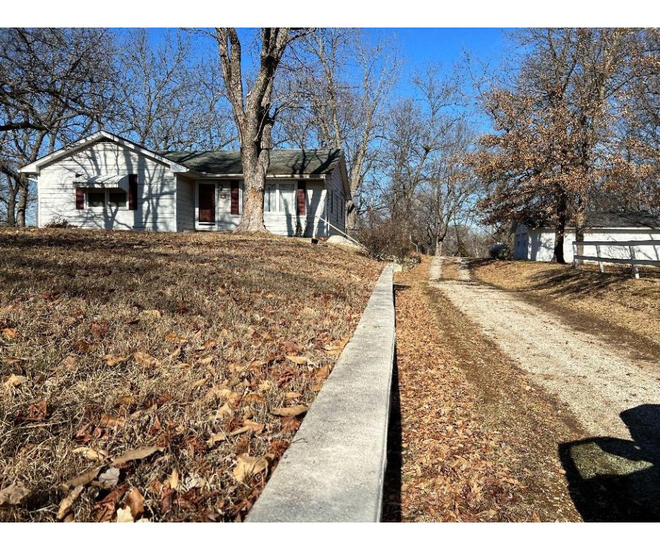 2 Bedroom 1 1/2 Bathroom Home Peculiar, Missouri