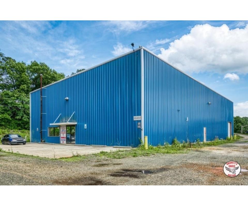Commercial Building & .59+/ Lot 5141 Roane State Hwy.