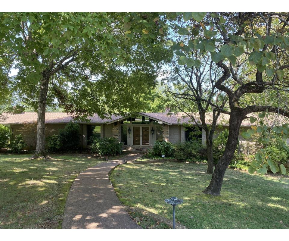 ABSOLUTE ONLINE ESTATE AUCTION**IMMACULATE WATERFRONT HOME ON BEECH