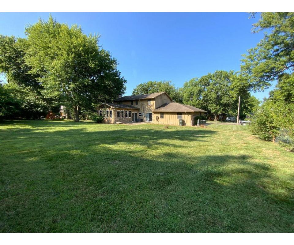 Spacious Family Home Located in Southwest Columbia 312 Defoe Drive