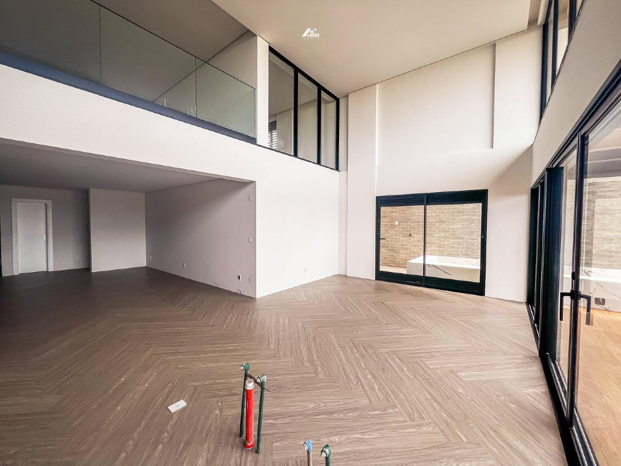 Apartamento Sofisticado com Piscina Aquecida Privativa, Pé-Direito Duplo e Rooftop