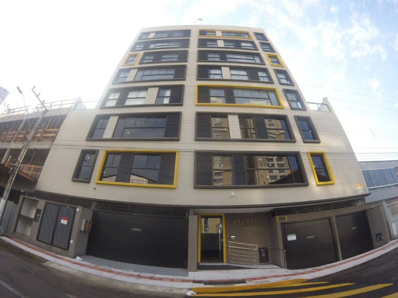 Apartamento funcional com churrasqueira, móveis planejados e lavanderia compartilhada