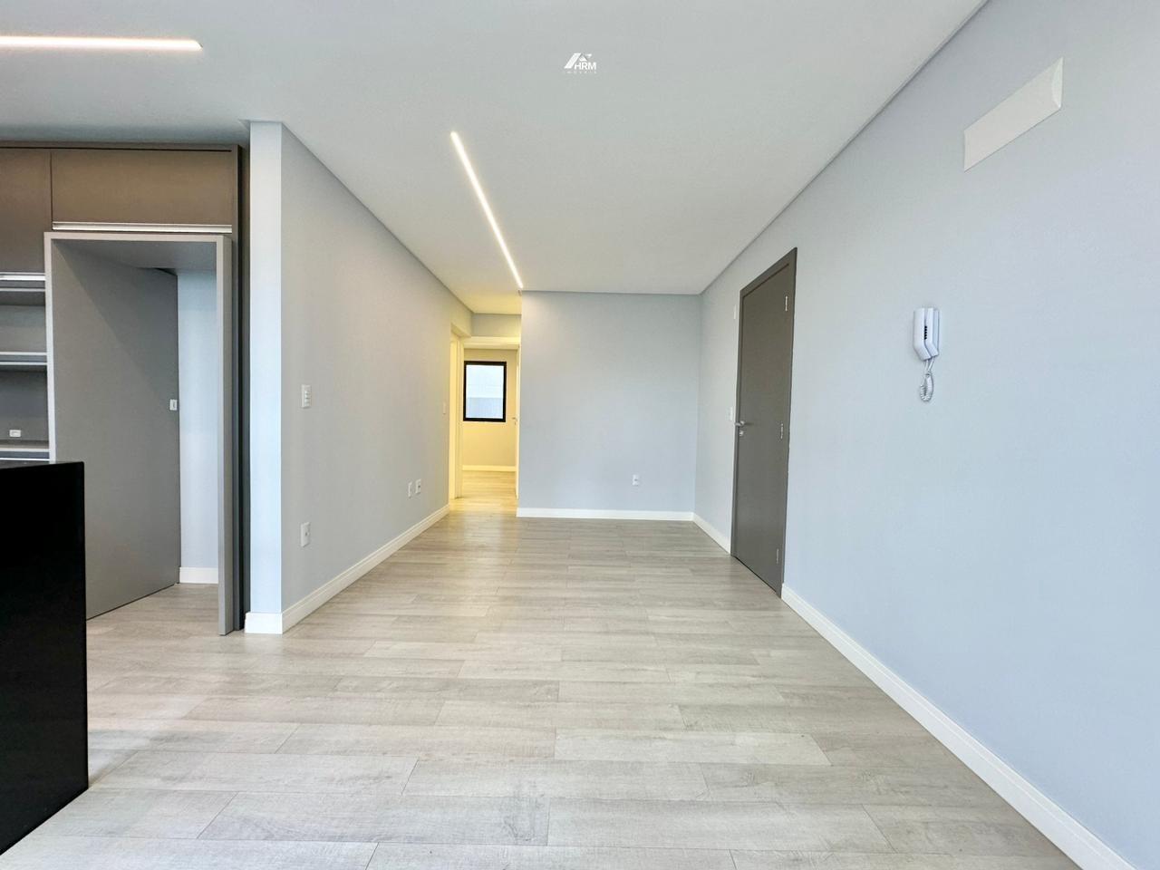 Apartamento funcional com churrasqueira, móveis planejados e lavanderia compartilhada