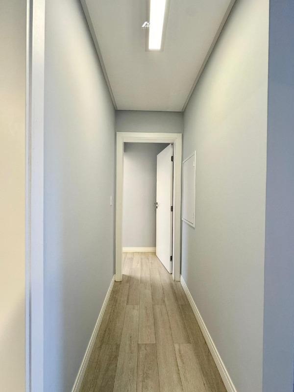 Apartamento funcional com churrasqueira, móveis planejados e lavanderia compartilhada
