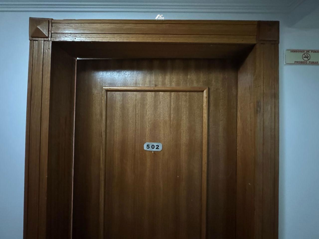 Apartamento com sacada, churrasqueira, piscina e salão de festas no condomínio