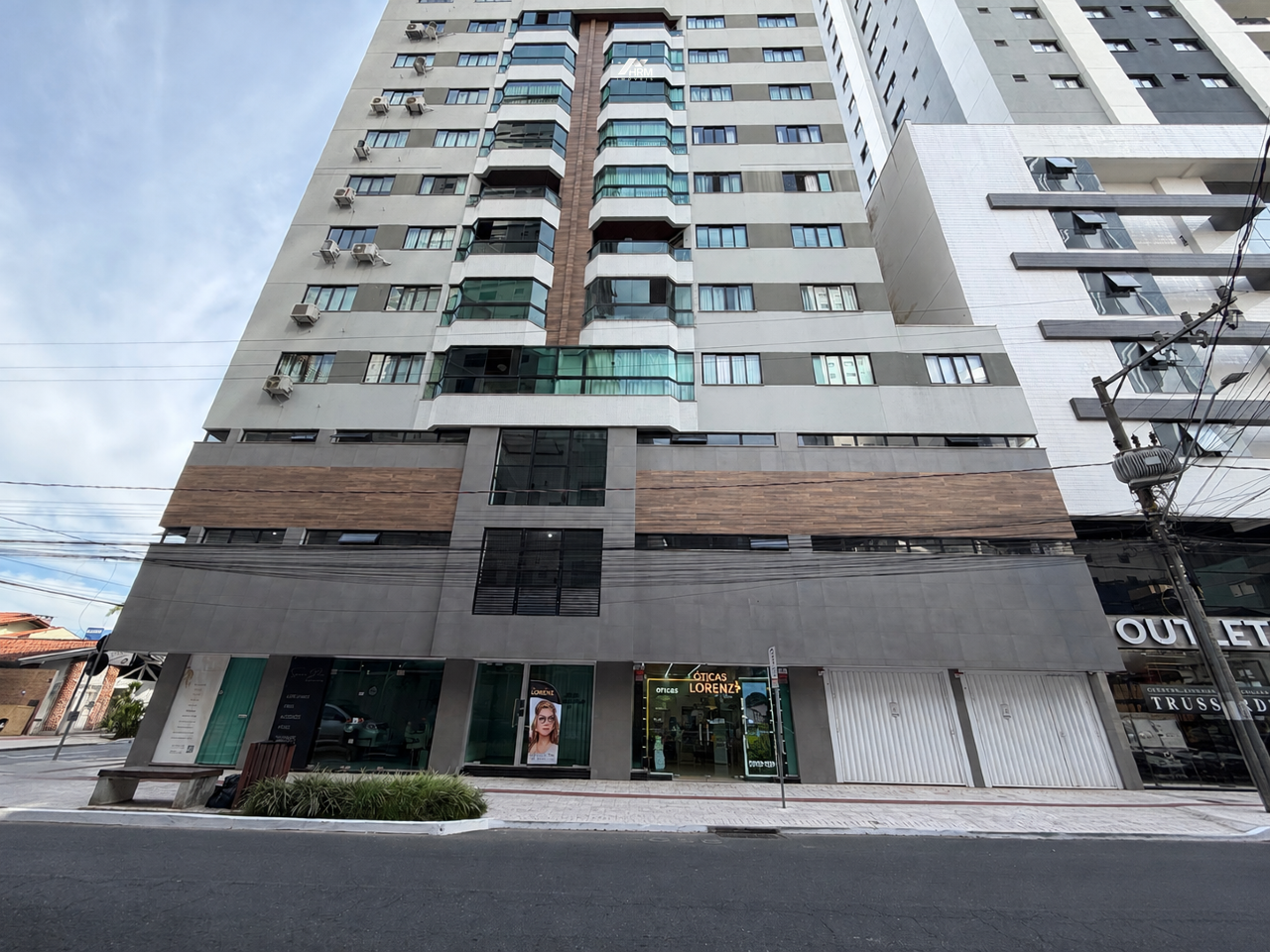 Apartamento diferenciado, 2 dormitórios, churrasqueira e 1 vaga privativa para venda em Balneário Camboriú.