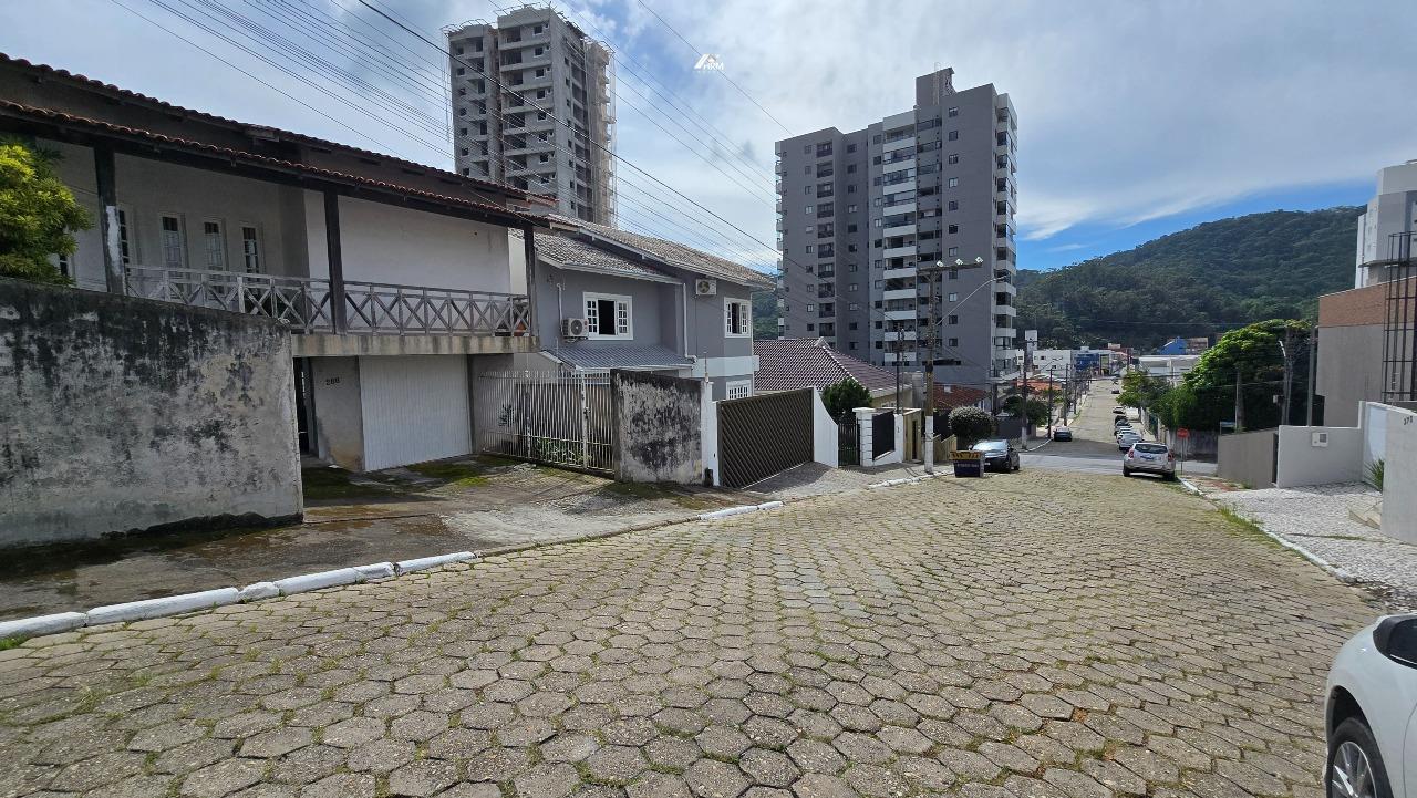 Ampla Residência com 410m² e Terreno de 792m² no Bairro Fazenda em Itajaí
