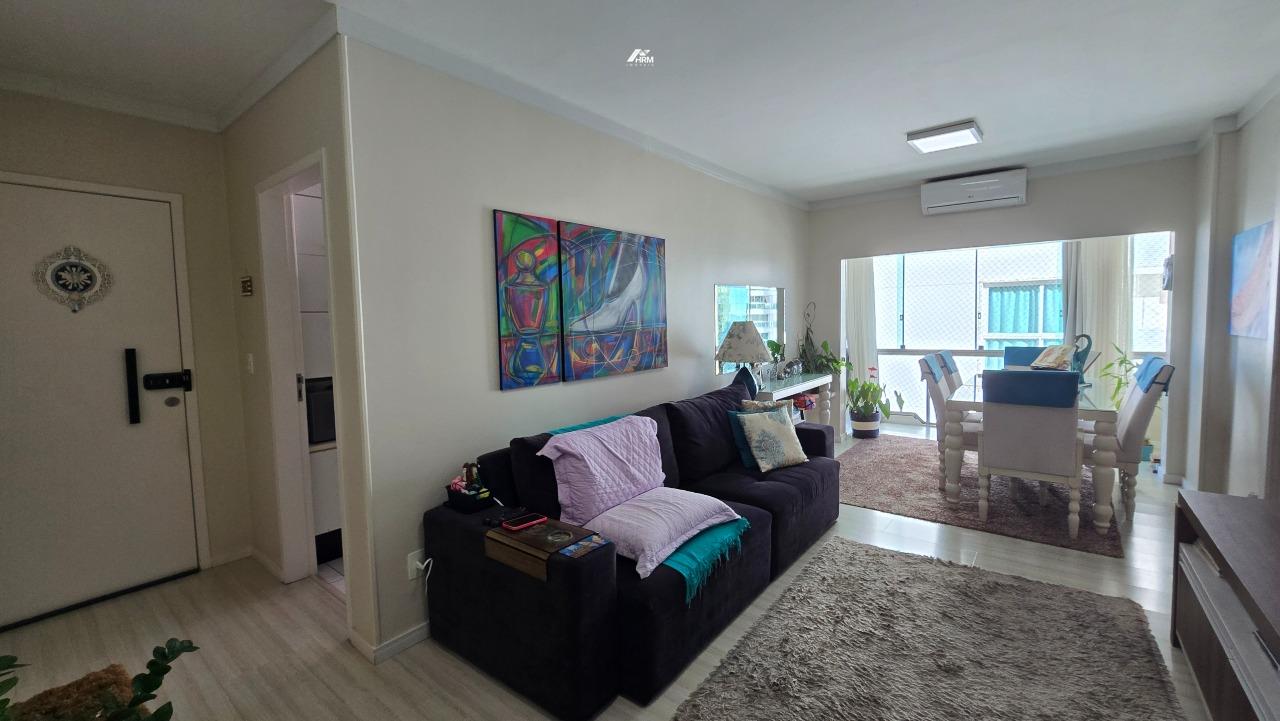 Apartamento Quadra Mar Mobiliado e com Vista Lateral do Mar - 2 Dormitórios em Balneário Camboriú