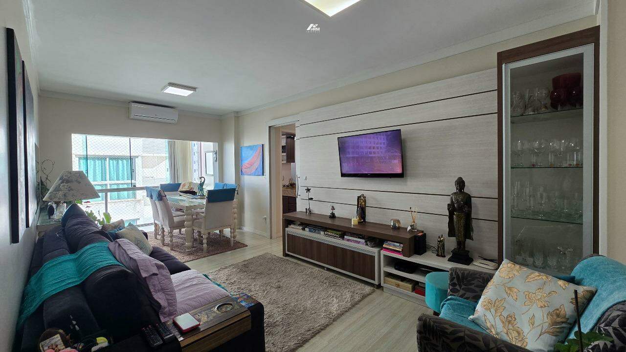 Apartamento Quadra Mar Mobiliado e com Vista Lateral do Mar - 2 Dormitórios em Balneário Camboriú