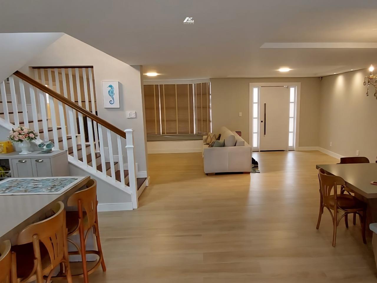 Residência de Alto Padrão com 235m², Design Neoclássico e Potencial de Expansão no Bairro Nações – Balneário Camboriú