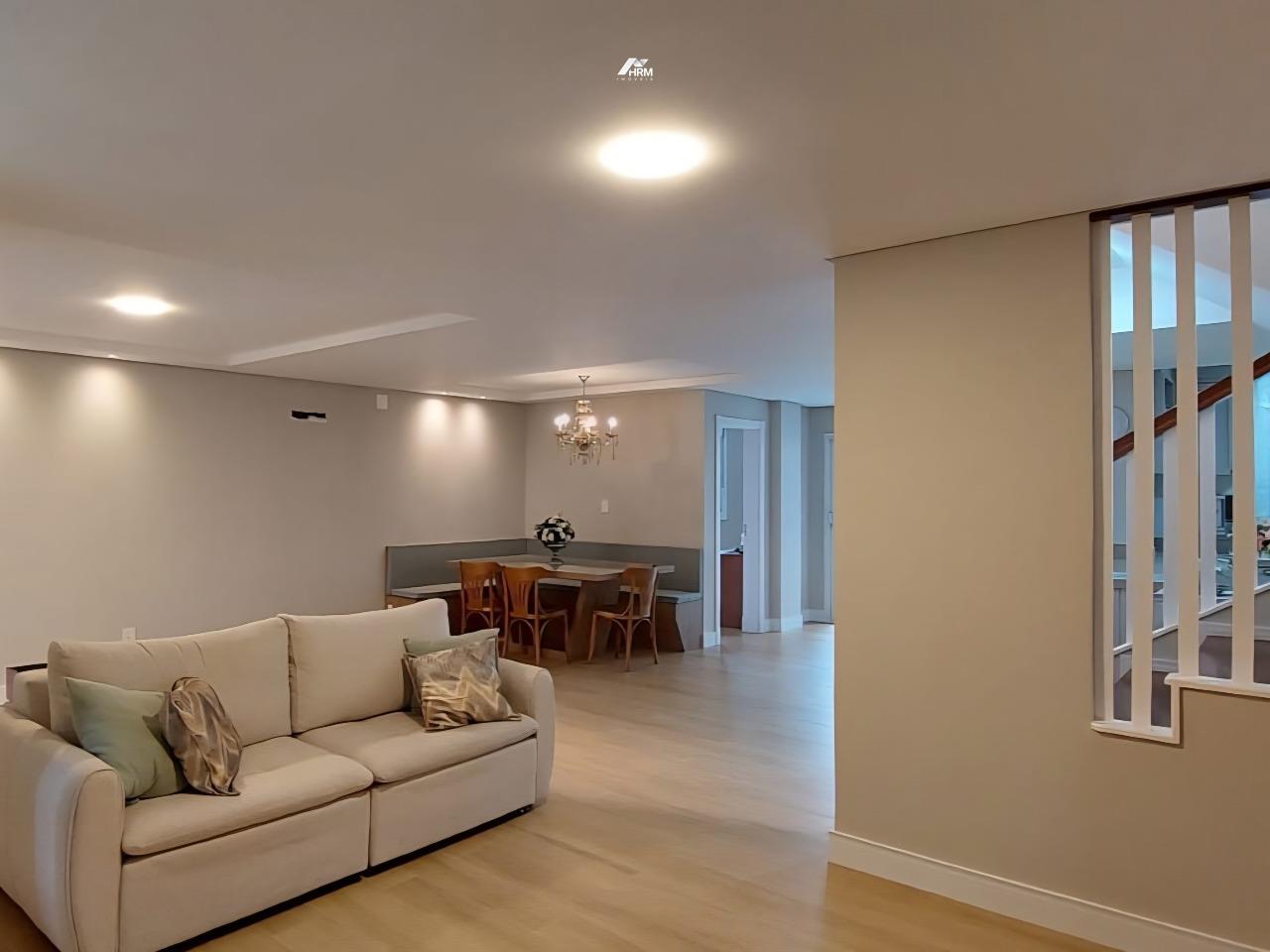 Residência de Alto Padrão com 235m², Design Neoclássico e Potencial de Expansão no Bairro Nações – Balneário Camboriú
