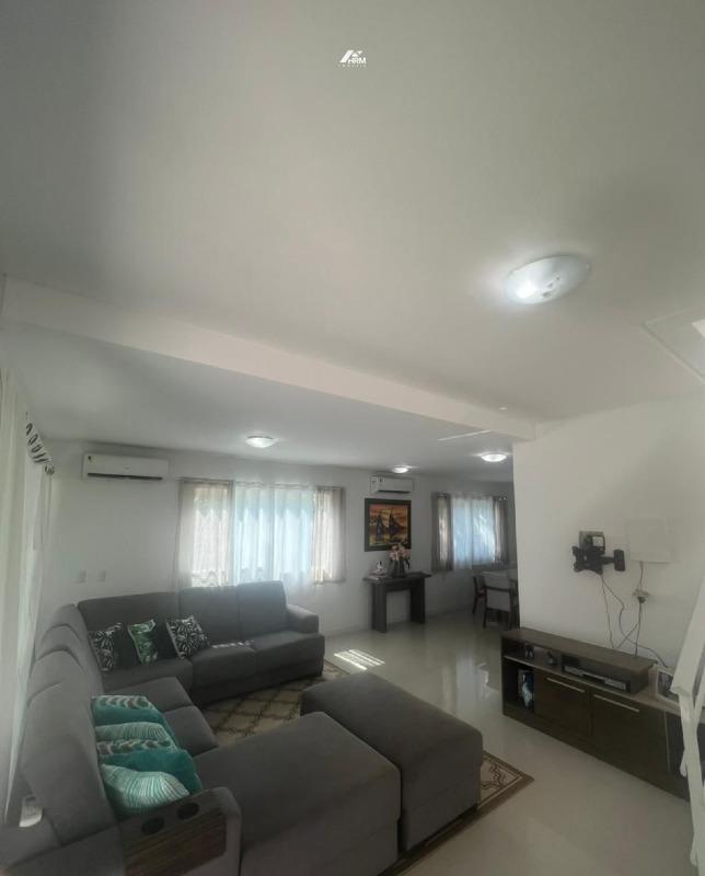 Casa Prática e Aconchegante com Segurança, Internet e Ótima Distribuição dos Ambientes
