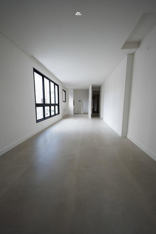 Apartamento em Andar Alto com Vista Livre e Sacada com Churrasqueira