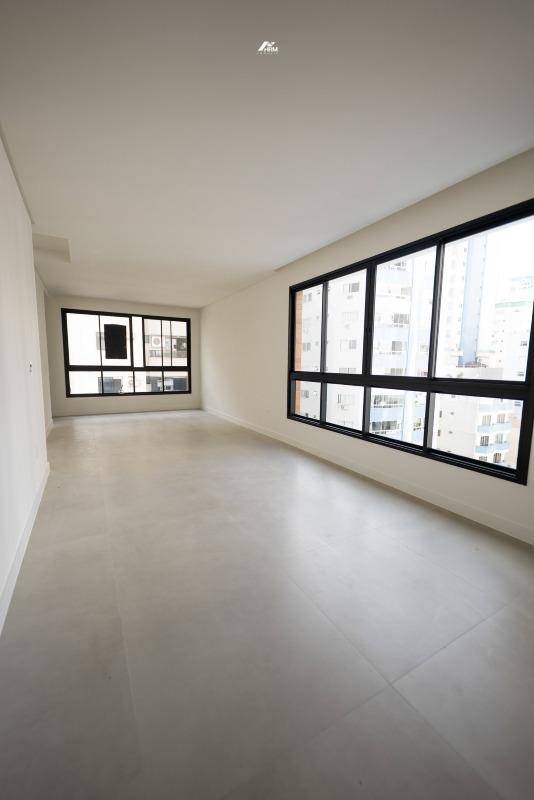 Apartamento em Andar Alto com Vista Livre e Sacada com Churrasqueira