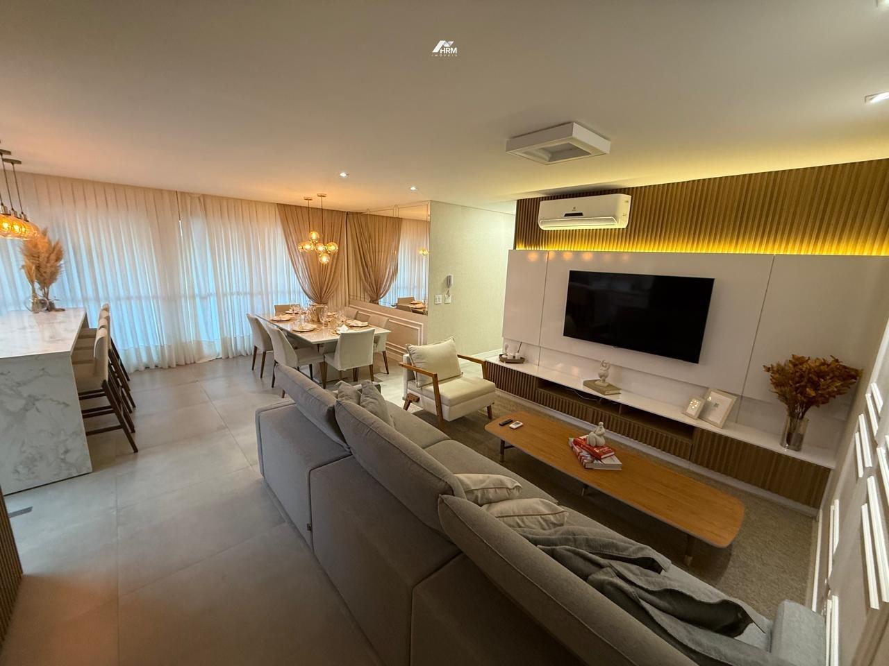 Apartamento na Praia Brava com 03 suítes.