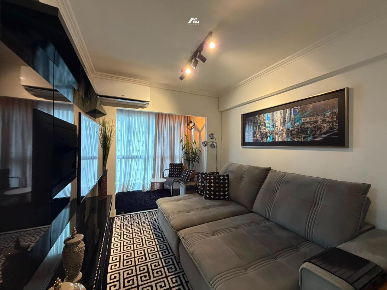 Apartamento quadra mar com 02 quartos em Balneário Camboriú.