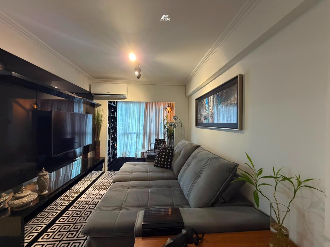 Apartamento quadra mar com 02 quartos em Balneário Camboriú.