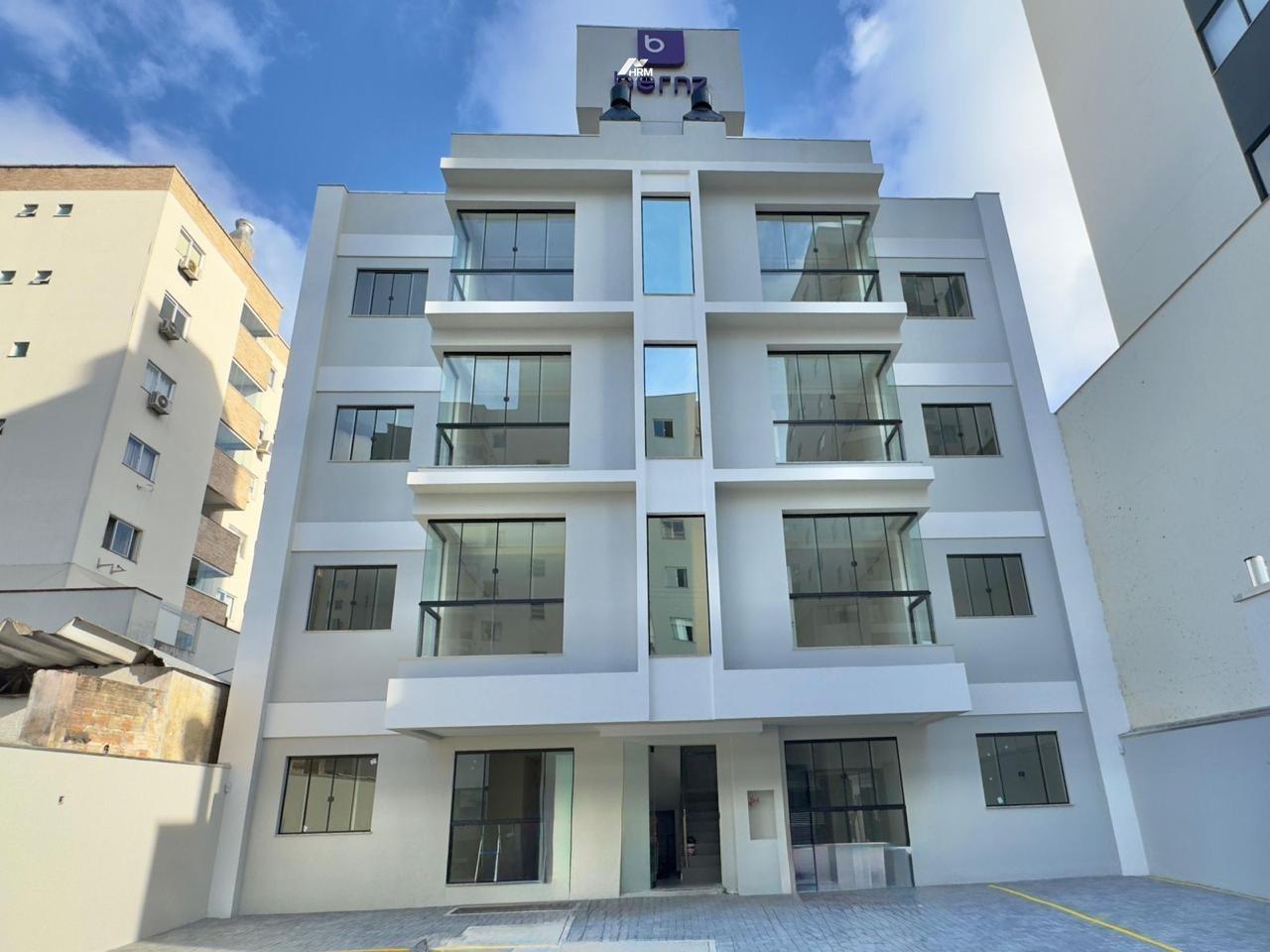 Apartamento semimobiliado com 02 quartos no Bairro Tabuleiro em Camboriú.