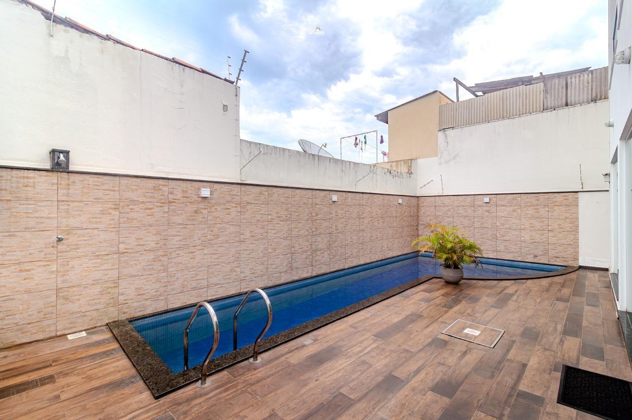 Casa de alto padrão localizada na Rua 2448, no Centro de Balneário Camboriú