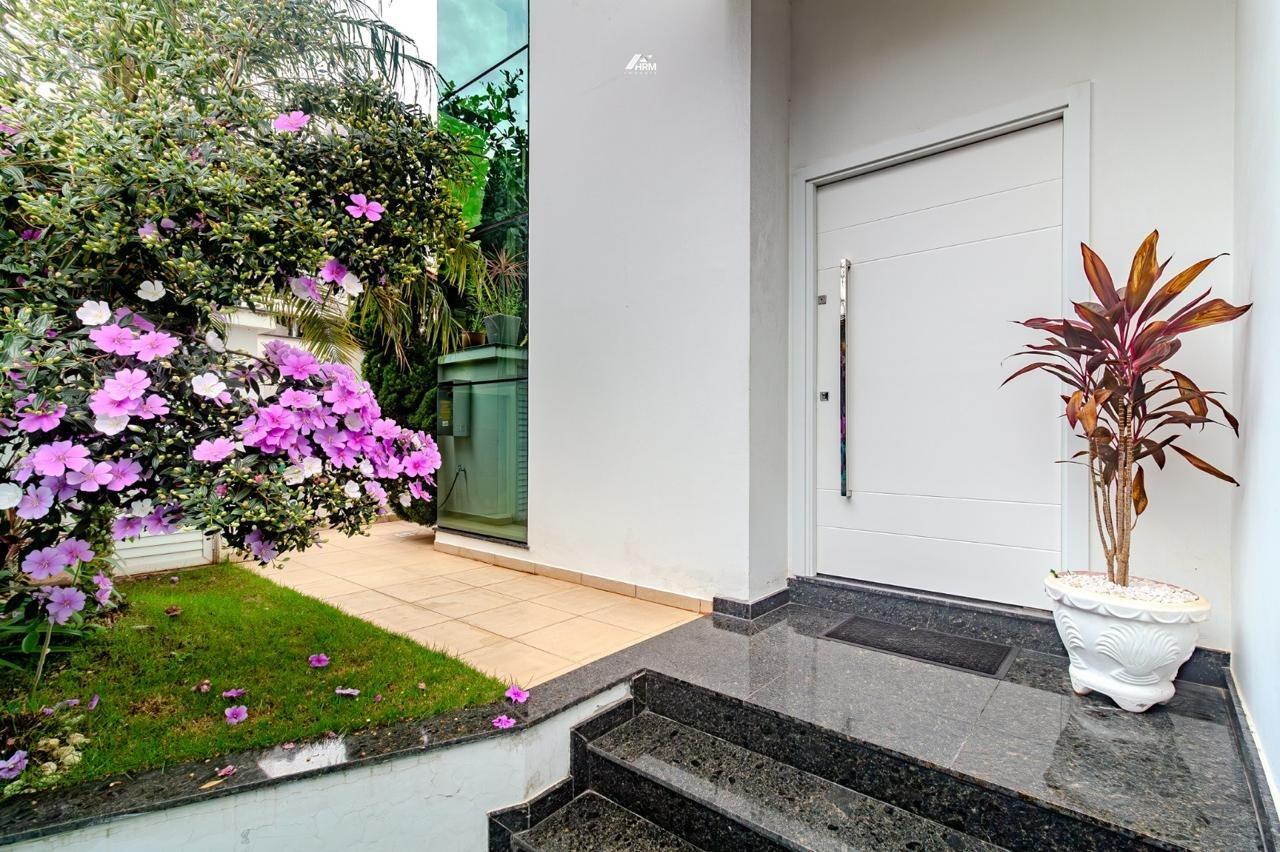 Casa de alto padrão localizada na Rua 2448, no Centro de Balneário Camboriú