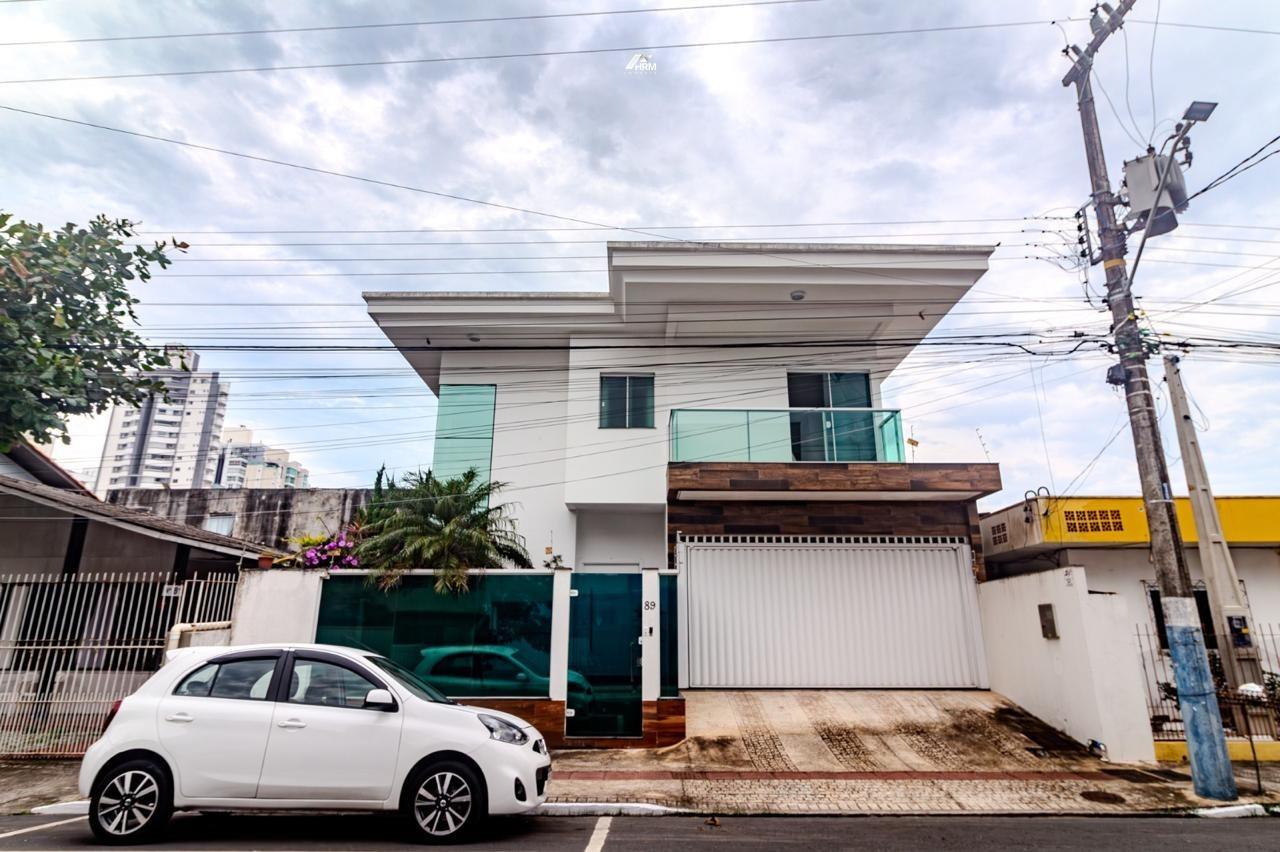 Casa de alto padrão localizada na Rua 2448, no Centro de Balneário Camboriú