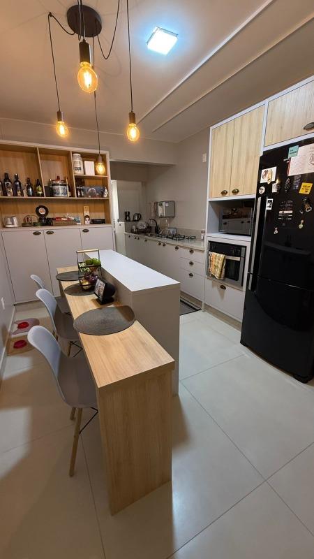 Apartamento quadra mar com vista para o mar e 03 dormitórios em Balneário Camboriú.