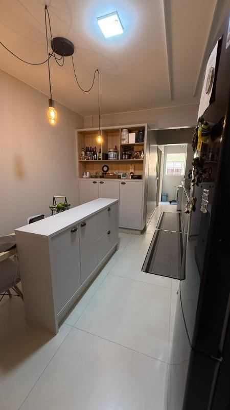 Apartamento quadra mar com vista para o mar e 03 dormitórios em Balneário Camboriú.