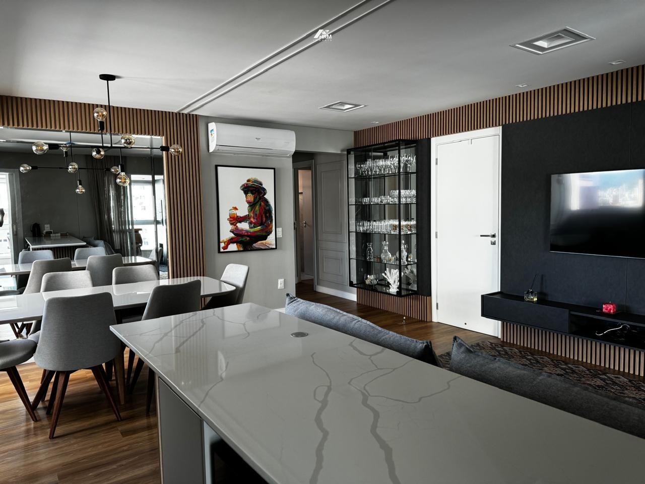 Apartamento com 2 suítes e 1 vaga de garagem no Centro de Balneário Camboriú.