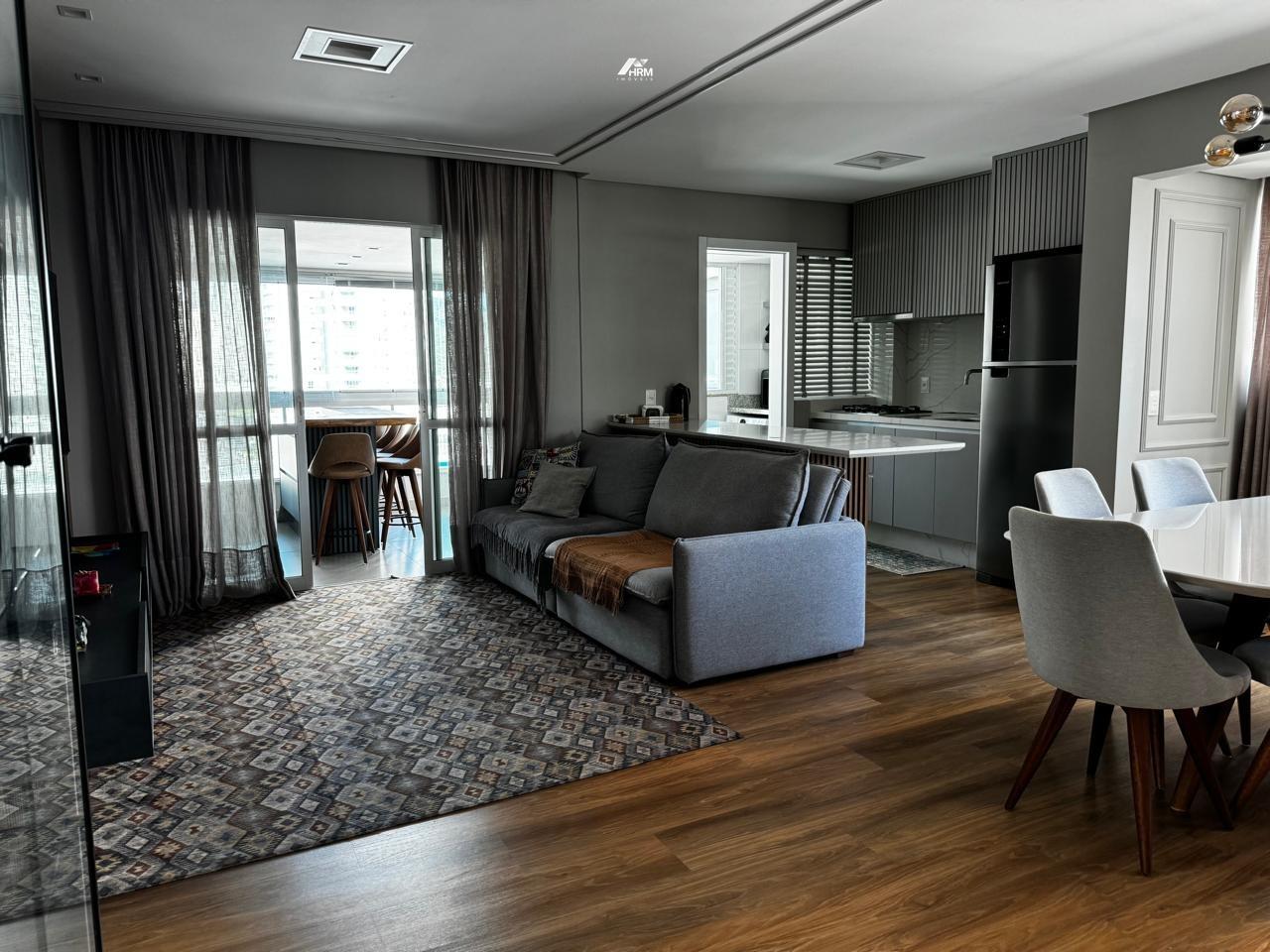 Apartamento com 2 suítes e 1 vaga de garagem no Centro de Balneário Camboriú.