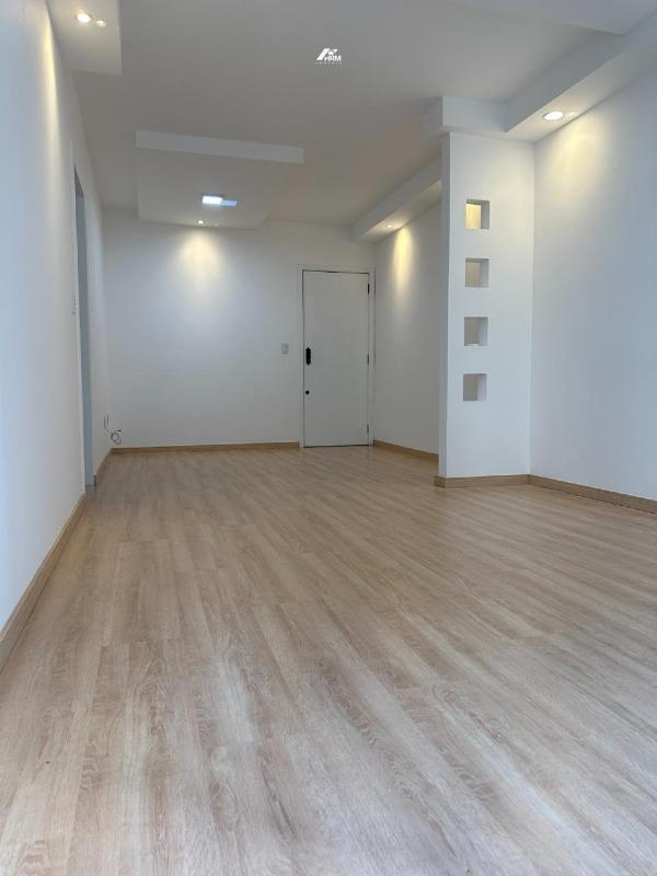 Apartamento com 2 quartos, acerca de 300m do mar de Balneário Camboriú.