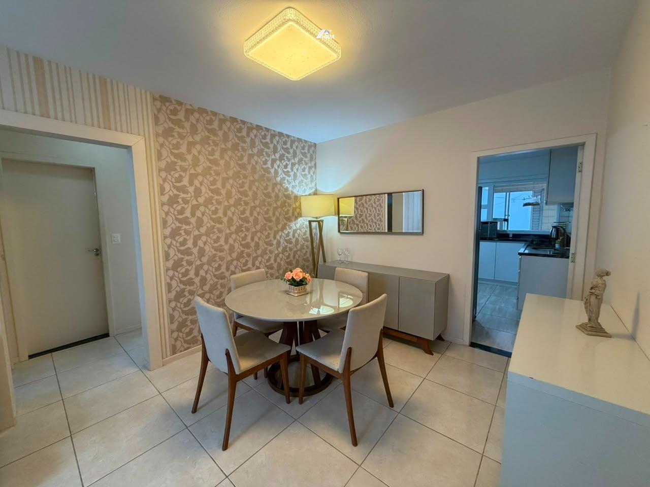Apartamento 3 dormitórios, 200 metros da praia, Centro de Balneário Camboriú-SC