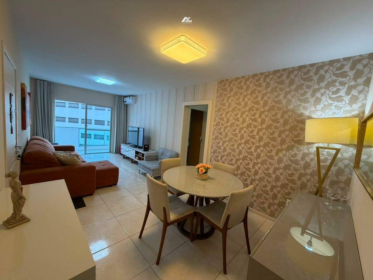 Apartamento 3 dormitórios, 200 metros da praia, Centro de Balneário Camboriú-SC