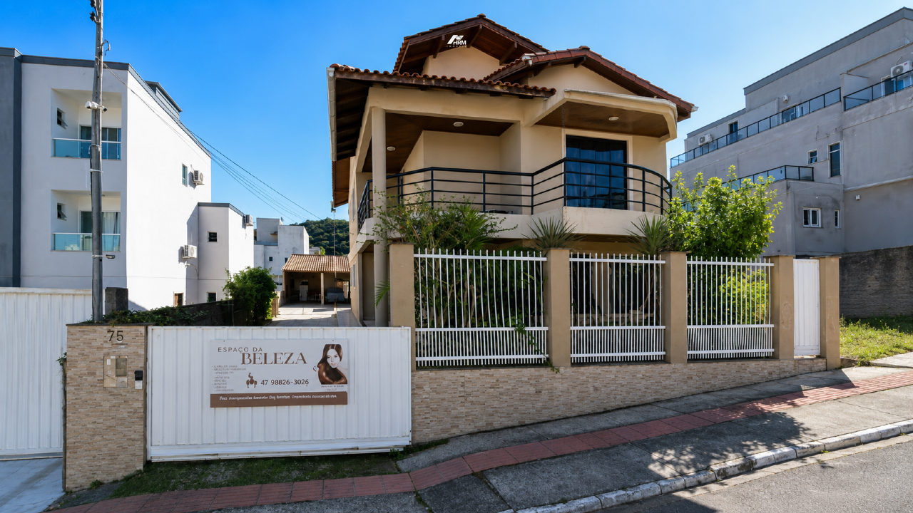 CASA COM PISCINA E AMPLO PÁTIO NO ARIRIBÁ / BALNEÁRIO CAMBORIÚ