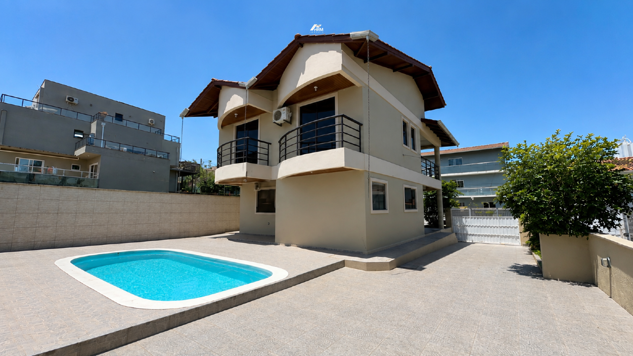 CASA COM PISCINA E AMPLO PÁTIO NO ARIRIBÁ / BALNEÁRIO CAMBORIÚ
